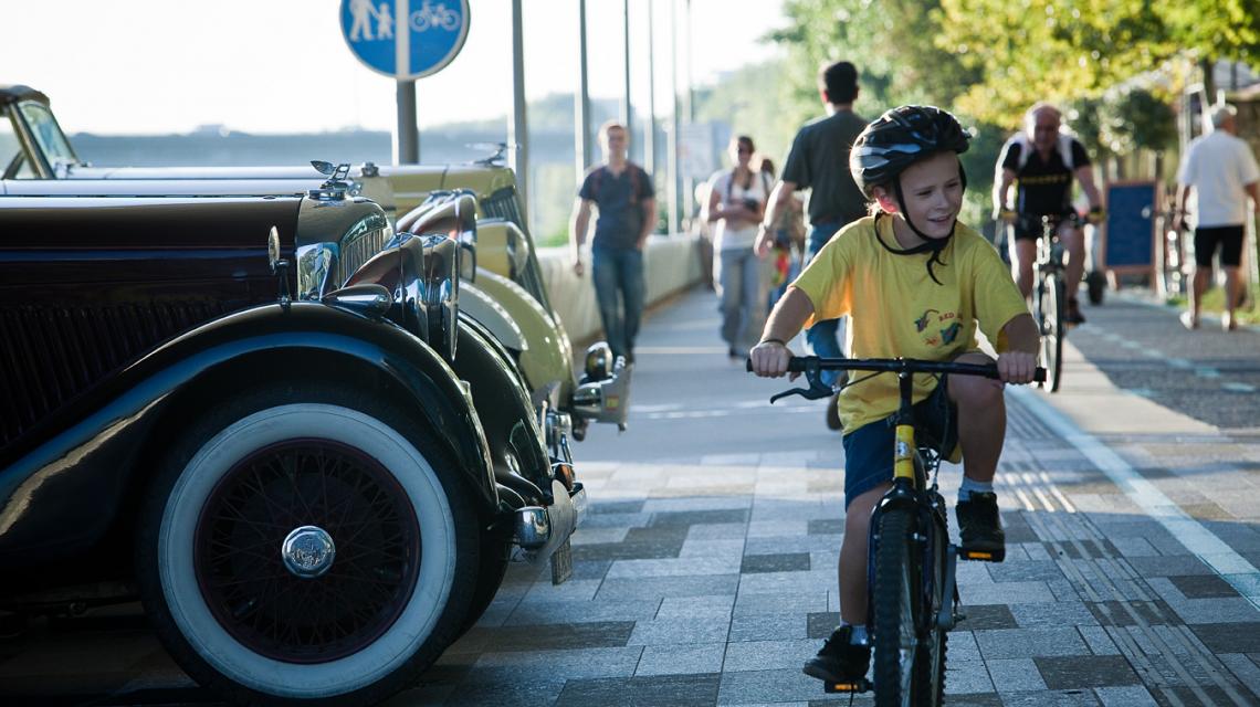 river park cyclists